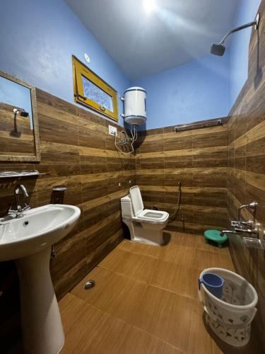 La salle de bains est pourvue d'un lavabo et de toilettes. dans l'établissement Cafekush tosh, à Tosh