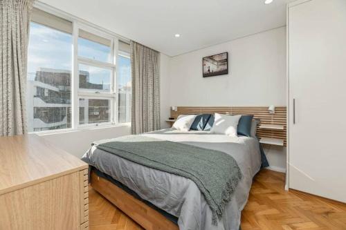 Säng eller sängar i ett rum på NEW! Delightful 1BR Sydney City Escape