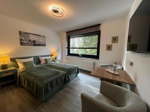 1 dormitorio con 1 cama, 1 mesa y 1 silla en HOLI DAY SPA 2-Bett Zimmer App 3, en Berlín