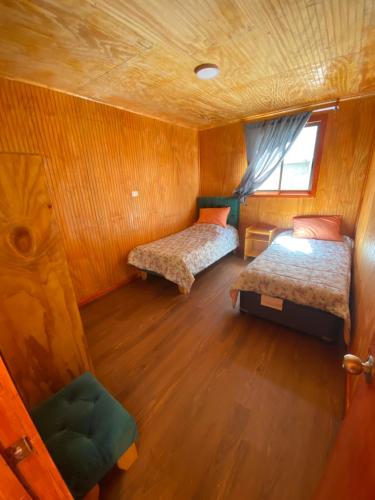 Habitación pequeña con 2 camas en un barco en Hostal Coronel Riffo en Coronel