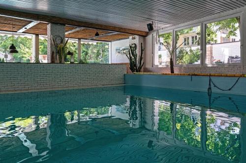 uma piscina com um reflexo na água em HOLI DAY SPA 2-Bett Zimmer App 3 em Berlim