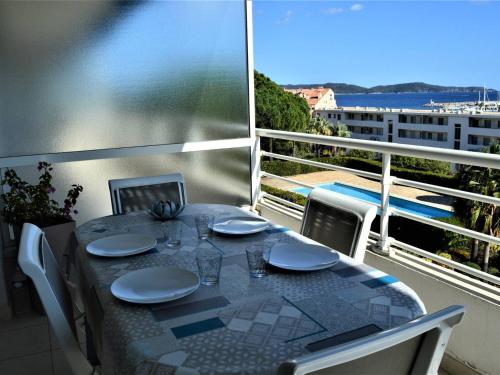 Photo de la galerie de l'établissement Appartement 3 pièces avec piscine et clim à 1 min plage - FR-1-226B-115, à Cavalaire-sur-Mer