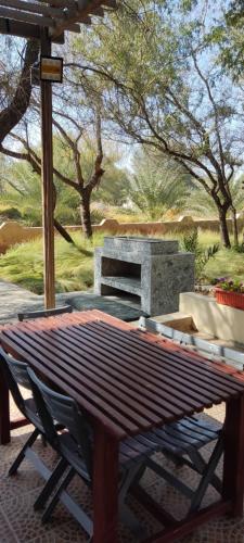 Hostel Dar Alslam في نزوى‎: طاولة نزهة ومقعد في الحديقة