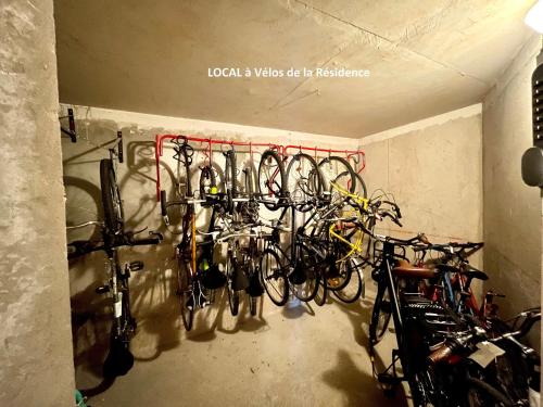 un tas de vélos garés dans une pièce dans l'établissement Studio cabine climatisé face plage avec parking et animaux admis - FR-1-338-536, à Sète