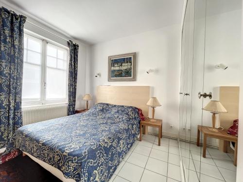 une chambre avec un lit et une fenêtre dans l'établissement Appartement F4 Carnon avec terrasse, parking, climatisation, wifi, accès plage - FR-1-715-92, à Mauguio