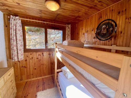 - une chambre avec 2 lits superposés dans une cabane en rondins dans l'établissement Les Angles - T3 Chalet Cozy avec Parking - FR-1-758-21, aux Angles