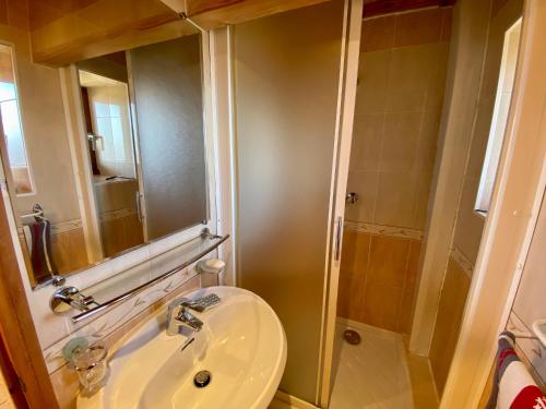 une salle de bain avec un lavabo et une douche dans l'établissement Les Angles - T3 Chalet Cozy avec Parking - FR-1-758-21, aux Angles