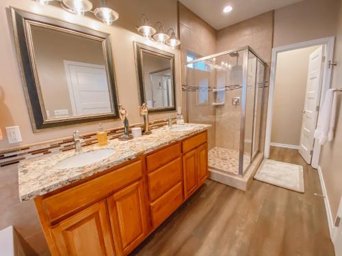 un baño con lavabo y ducha en Steps to the Beach! Rooftop Deck! Firepit & BBQ!, en Oceano