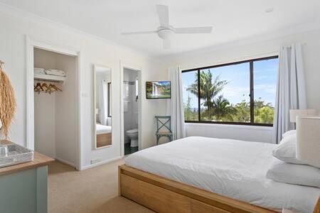 Säng eller sängar i ett rum på Ocean Views from Newport 3 Bedroom Entertainer