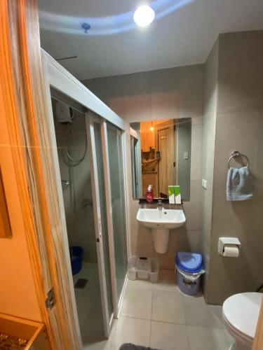 y baño con lavabo, ducha y aseo. en Cozy and Convenient studio unit @ Inspiria condominium, en Davao City