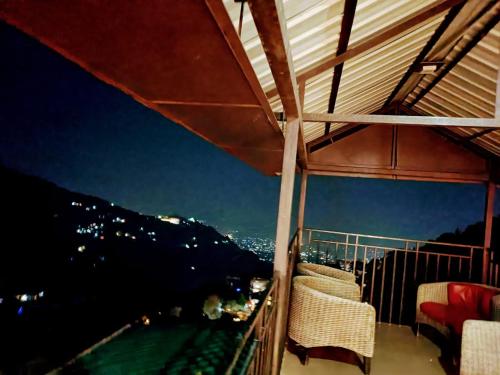 Fotografie z fotogalerie ubytování King Castle Mcleodganj-centrally heated and air cooled- Near MALL Road - Free Parking v destinaci Dharamsala