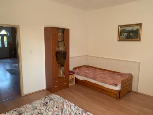 1 dormitorio con 1 cama y vestidor con colchón en Érd - Csendes, kényelmes családi ház en Érd