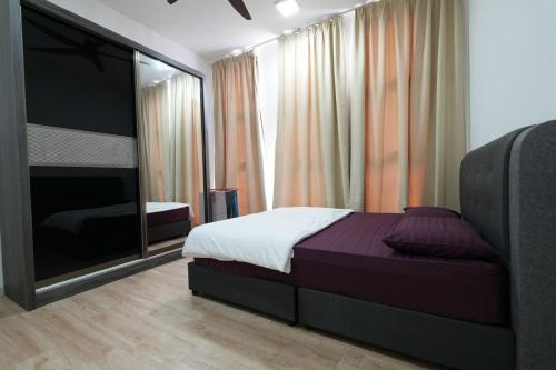 um quarto com uma cama e um espelho grande em Flat in Cyberjaya ~ 5 mins to Tamarind Square em Cyberjaya
