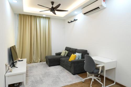 uma sala de estar com um sofá e uma secretária em Flat in Cyberjaya ~ 5 mins to Tamarind Square em Cyberjaya