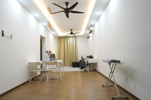 uma sala de estar com uma ventoinha de tecto e uma mesa em Flat in Cyberjaya ~ 5 mins to Tamarind Square em Cyberjaya