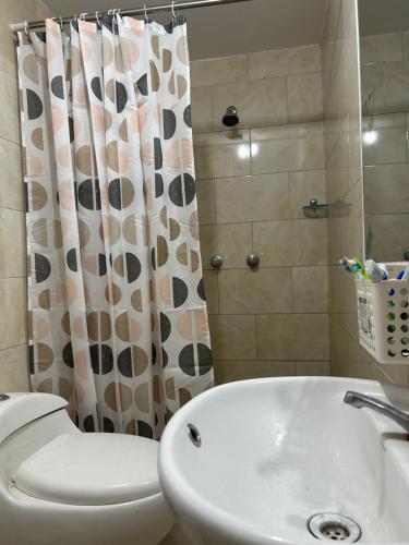 ein Bad mit einem WC und einem Waschbecken in der Unterkunft Alojamiento en departamento compartido in Cajamarca