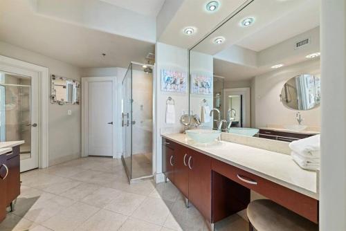 Ένα μπάνιο στο Bella Luna-803 -High-end Luxury Condo in Paradise