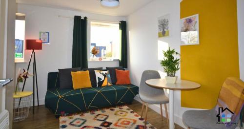 sala de estar con sofá y mesa en Cambridge Stays Riverside 1BR Flat-Walk to Centre-Parking, en Cambridge