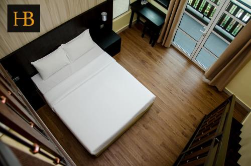 an overhead view of a bed in a room at H Benjamin Residence in Kundasang