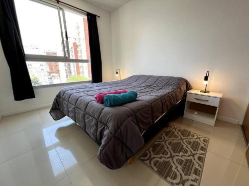 um quarto com uma cama com duas almofadas em Premium apartment in Belgrano em Buenos Aires