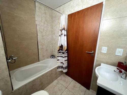 uma casa de banho com uma banheira, um WC e um lavatório. em Premium apartment in Belgrano em Buenos Aires