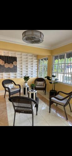 a living room with four chairs and a couch at La casa de Maria in Santo Domingo