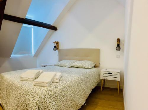 a bedroom with a bed with two towels on it at Quinta Lourenca - Vila do Conde in Vilar