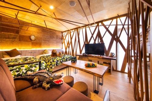 a room with a iguana sitting on a couch at リゾートホテル美萩 in Hagi