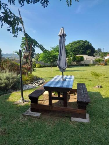 Taman di luar The Ridge BnB