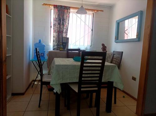 uma sala de jantar com uma mesa com uma toalha de mesa verde em Habitación en casa Familiar em Viña del Mar