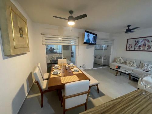 Una televisión o centro de entretenimiento en CASA VACACIONAL Súper cómoda y con Piscina