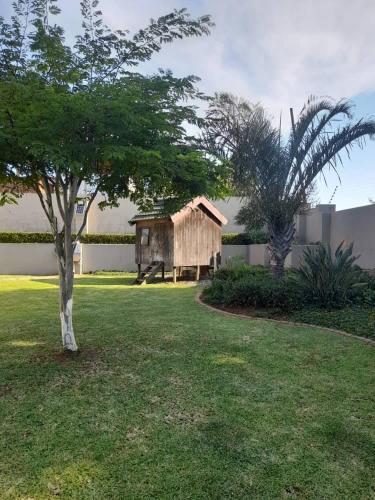 Taman di luar The Ridge BnB