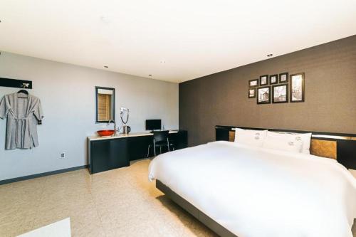 Postel nebo postele na pokoji v ubytování Hotel Ssome Jeongkwan