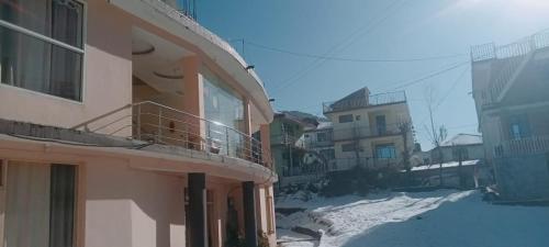 un edificio con un balcón en el lateral. en Neo Himalyan stays en Dharamshala