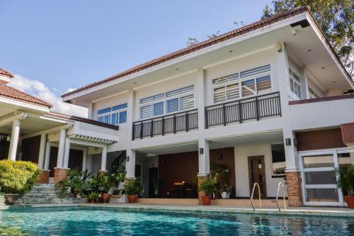 Bazén v ubytování Teofely Gardens Resort near Tagaytay nebo v jeho okolí
