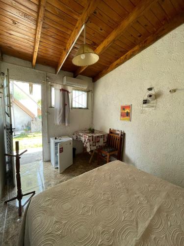 sypialnia z łóżkiem i stołem w pokoju w obiekcie Luna Nueva Alojamiento en Chuy w mieście Chuy