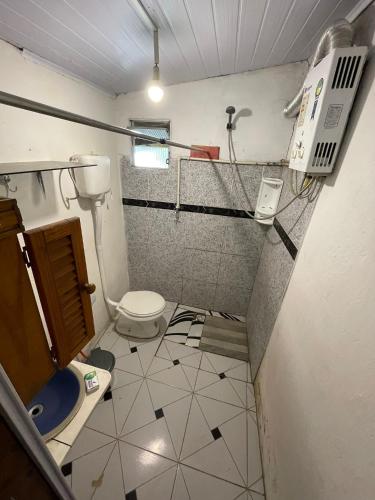 małą łazienkę z toaletą i umywalką w obiekcie Luna Nueva Alojamiento en Chuy w mieście Chuy