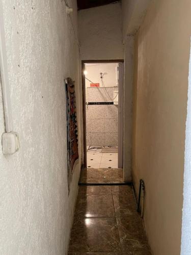 pusty korytarz z drzwiami prowadzącymi do pokoju w obiekcie Luna Nueva Alojamiento en Chuy w mieście Chuy