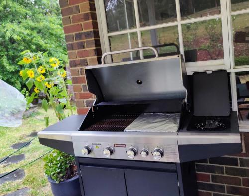 Ein für Gäste verfügbarer Grill in der Ferienwohnung