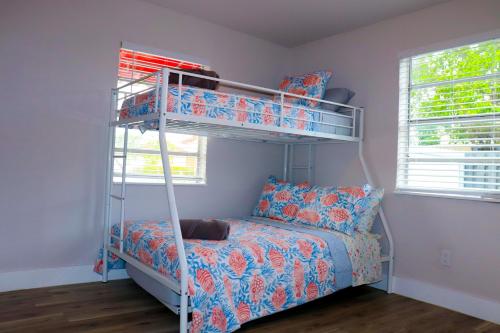 達尼亞灘的住宿－Flamingo Beach House，一间卧室配有双层床和双层床,最多可供gmaxwell gmaxwell gmaxwell gmaxwell gmaxwell
