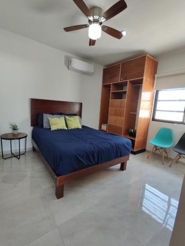1 dormitorio con 1 cama y ventilador de techo en ¡Departamento a 5 minutos del Malecón! en Mazatlán