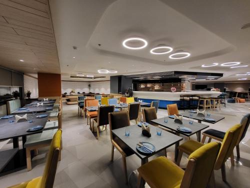 Restaurace v ubytování Holiday Inn Express & Suites Jaipur Gopalpura by IHG