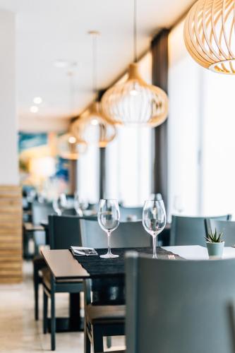Ein Restaurant oder anderes Speiselokal in der Unterkunft Hotel Costabella 