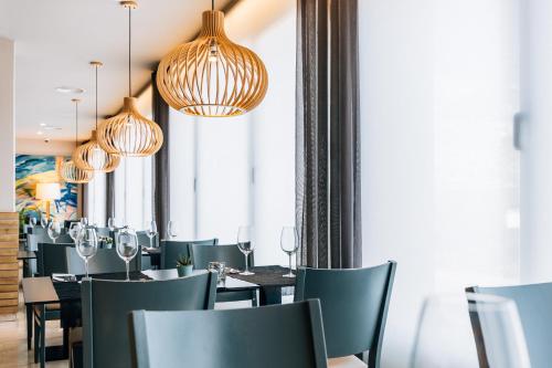 Ein Restaurant oder anderes Speiselokal in der Unterkunft Hotel Costabella 