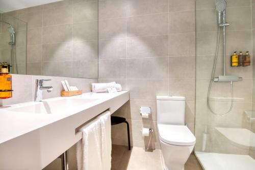 Ein Badezimmer in der Unterkunft Hotel Costabella