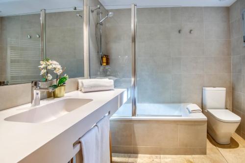 Ein Badezimmer in der Unterkunft Hotel Costabella