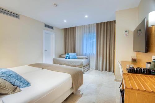 Ein Bett oder Betten in einem Zimmer der Unterkunft Hotel Costabella