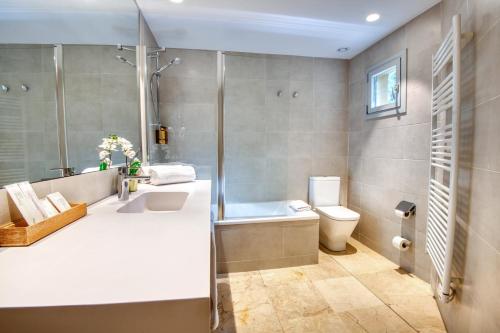 Ein Badezimmer in der Unterkunft Hotel Costabella