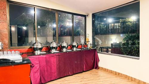 una habitación con una mesa con muchos miles en SHARDUL HERITAGE THE RESORT, en Mahabaleshwar