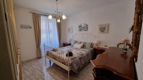 a bedroom with a bed and a piano at Appartamento Bellavista in Castelnuovo Magra